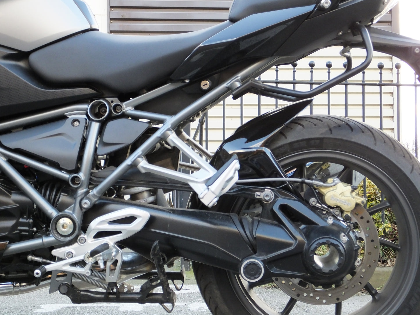BMW R1200/R1250 R/RS 2015-NUVÆRENDE BAGKRAMMER/MUDGUARD