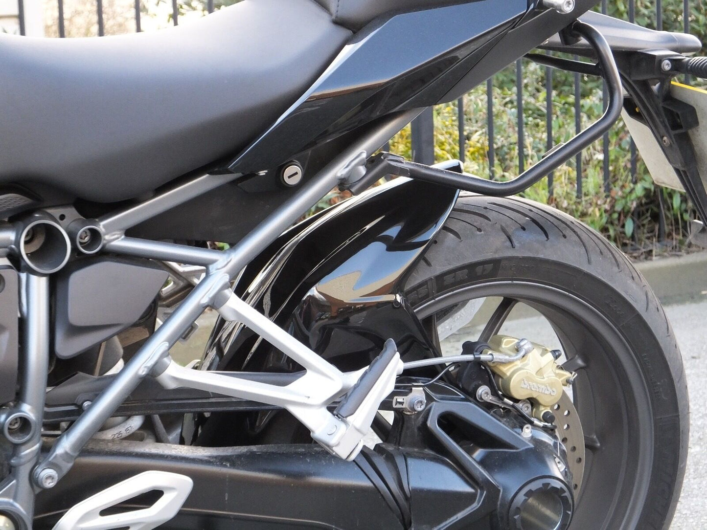 BMW R1200/R1250 R/RS 2015-NUVÆRENDE BAGKRAMMER/MUDGUARD