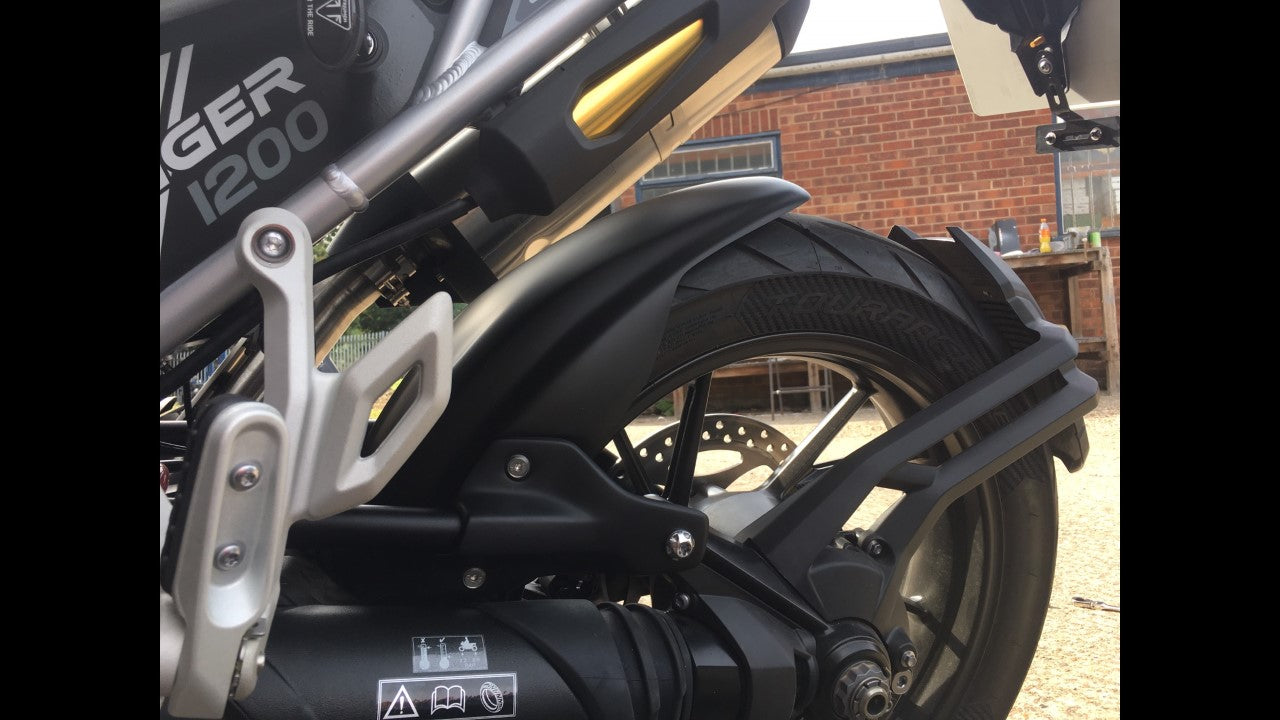 TRIUMPH TIGER 1200 2022- OG VIDERE BAGKRAMMER/MUDGUARD