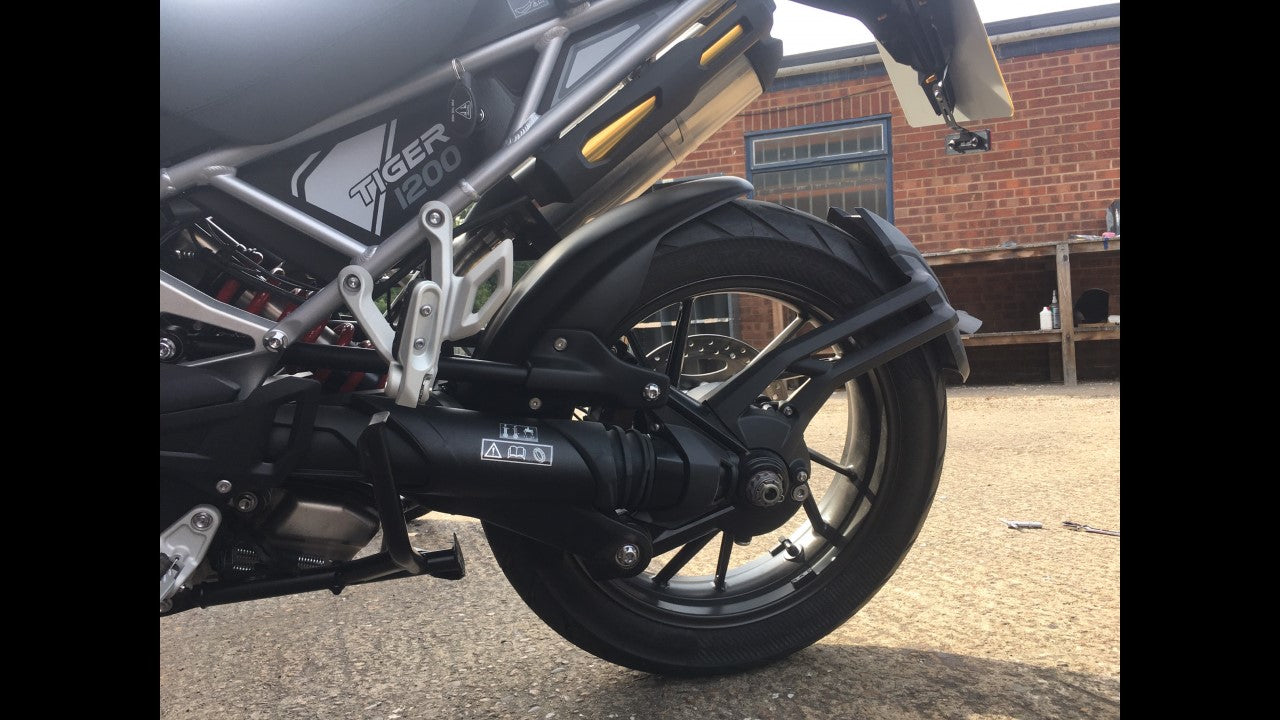 TRIUMPH TIGER 1200 2022- OG VIDERE BAGKRAMMER/MUDGUARD